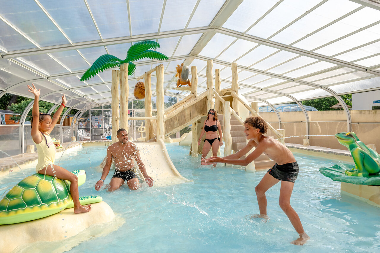 Espacio acu�tico cubierto, tobog�n, juegos de agua, familia en camping VAGUES OCEANES Boudigau, LABENNE OCEAN.