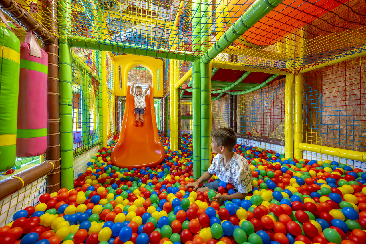 Zona de juegos, tobog�n, piscina de bolas al camping VAGUES OCEANES Boudigau.