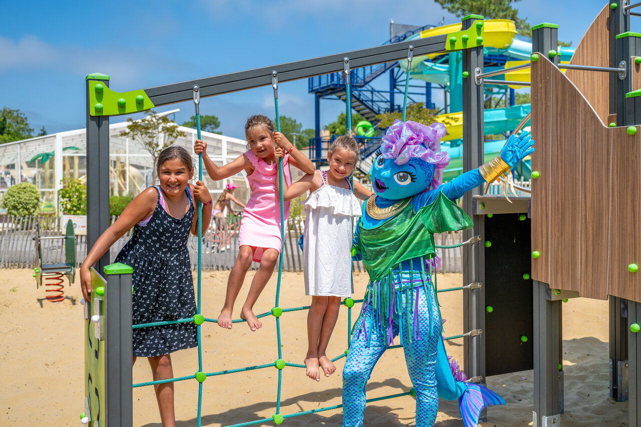Ni�os y mascota en parque infantil, toboganes acu�ticos en camping VAGUES OCEANES Boudigau.
