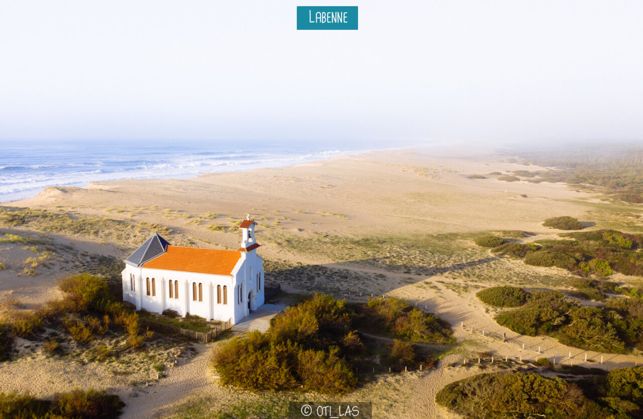 Capilla Sainte-Th�r�se en las dunas de Labenne Oc�an, cerca de la playa.