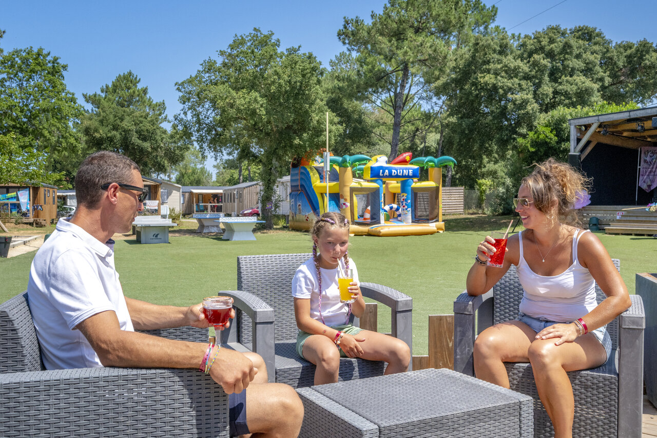 Relajaci�n y juegos inflables en el camping VAGUES OCEANES Boudigau en LABENNE OCEAN (40).