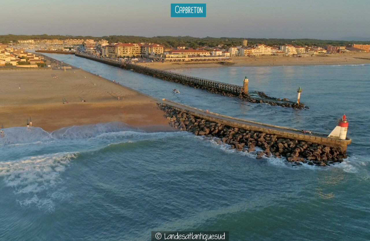 Puerto de Capbreton, playa y espigones con faros, Landas.