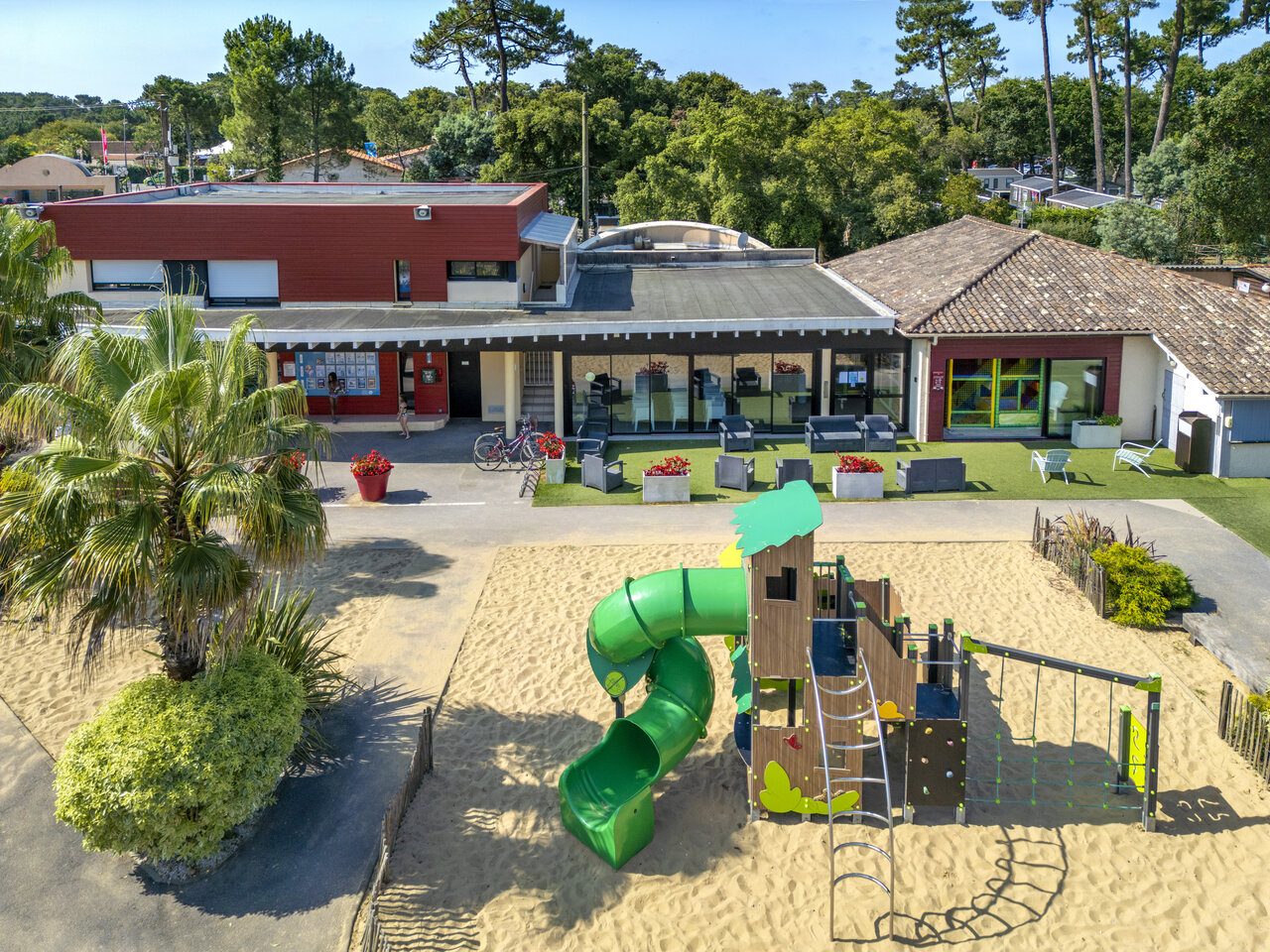 Parque infantil, tobog�n, edificios principales del camping VAGUES OCEANES Boudigau LABENNE OCEAN (40).