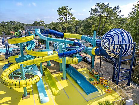 Toboganes acu�ticos gigantes en el camping VAGUES OCEANES Boudigau en LABENNE OCEAN (40).