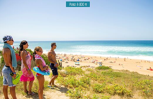 Familia observando la playa de arena y el oc�ano en el camping VAGUES OCEANES Boudigau en LABENNE OCEAN (40).