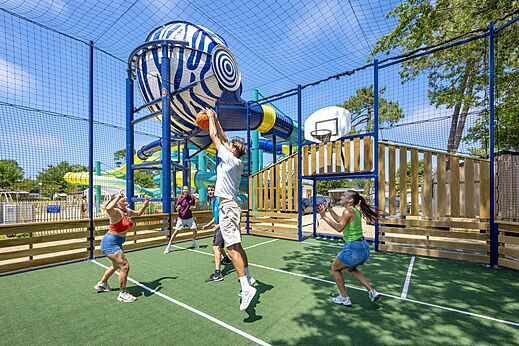 J�venes jugando baloncesto en cancha multideporte en camping VAGUES OCEANES Boudigau en LABENNE OCEAN (40).