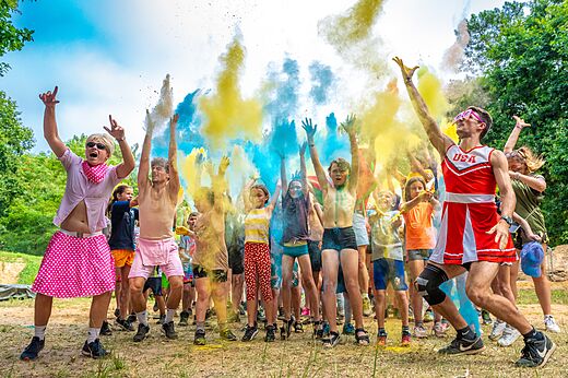 Animación color run festiva con campistas en el camping VAGUES OCEANES Boudigau en LABENNE OCEAN (40).
