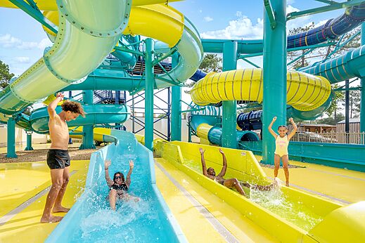 Toboganes acu�ticos coloridos, ni�os en el camping VAGUES OCEANES Boudigau en LABENNE OCEAN (40).