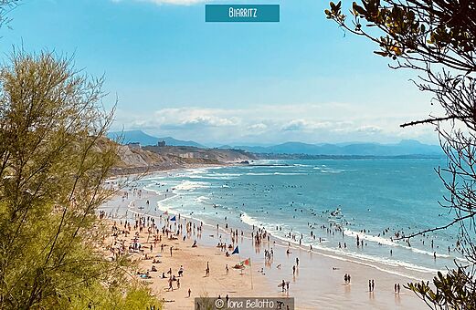 Playa de Biarritz, lugar animado con ba�istas y surfistas para visitar cerca del camping.