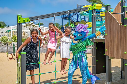 Ni�os y mascota en estructura de juegos en camping VAGUES OCEANES Boudigau en LABENNE OCEAN (40).