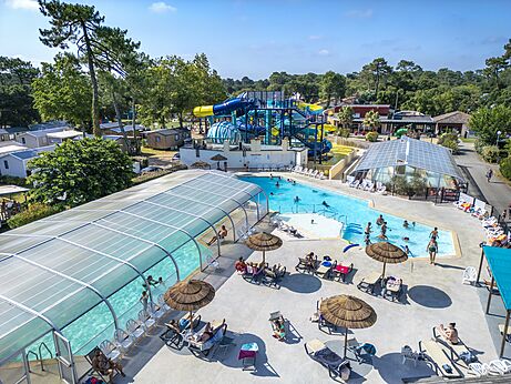 Gran espacio acu�tico con piscinas y toboganes en el camping VAGUES OCEANES Boudigau.