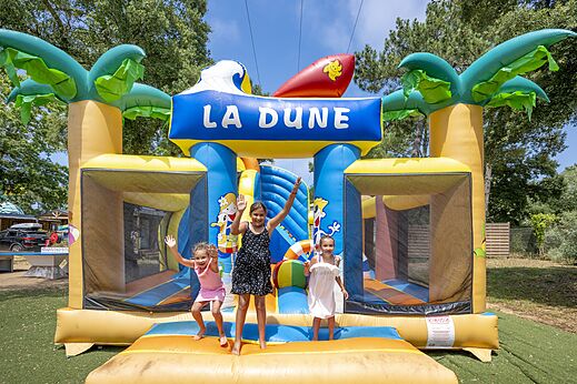 Juegos hinchables 'La Dune' para ni�os en el camping VAGUES OCEANES Boudigau en LABENNE OCEAN.