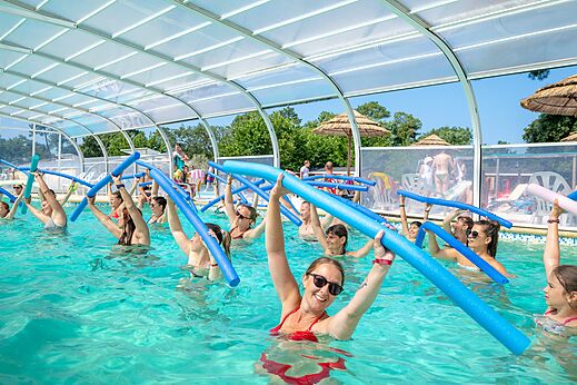 Aquagym en piscina cubierta del camping VAGUES OCEANES Boudigau en LABENNE OCEAN (40).