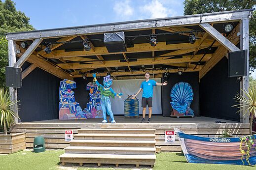 Escenario exterior con animador y mascota para espect�culos en el camping VAGUES OCEANES Boudigau en LABENNE OCEAN (40).