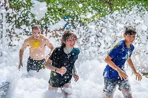 Fiesta de la espuma con ni�os y adultos sonriendo en el camping VAGUES OCEANES Boudigau en LABENNE OCEAN (40).