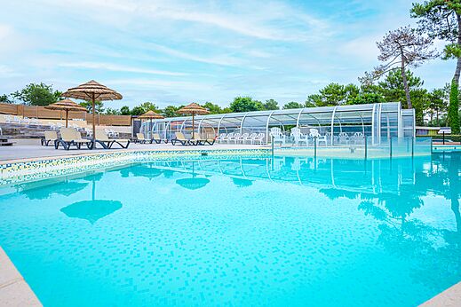 Piscina exterior, espacio cubierto en el camping VAGUES OCEANES Boudigau en LABENNE OCEAN (40).