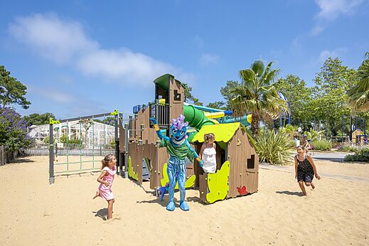 Parque infantil, ni�os y mascota en el camping VAGUES OCEANES Boudigau en LABENNE OCEAN (40).