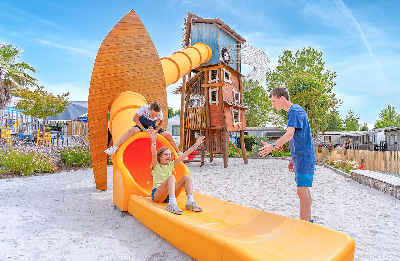 Ni�os en tobog�n y zona de juegos en el camping CLICOCHIC Brandais en Brem sur Mer.