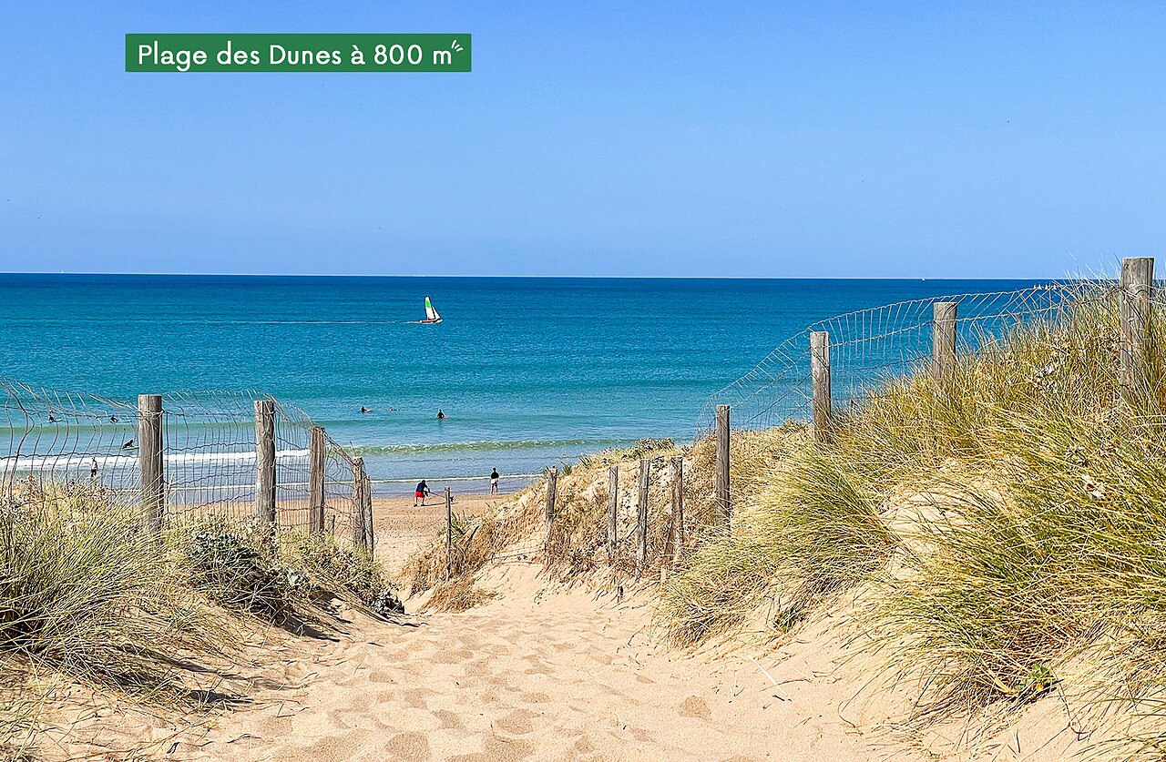 Playa de las Dunas, sendero arenoso al oc�ano en camping CLICOCHIC Brandais.