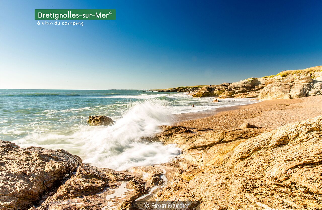 Playa rocosa con olas rompiendo en Br�tignolles-sur-Mer, Vandea.