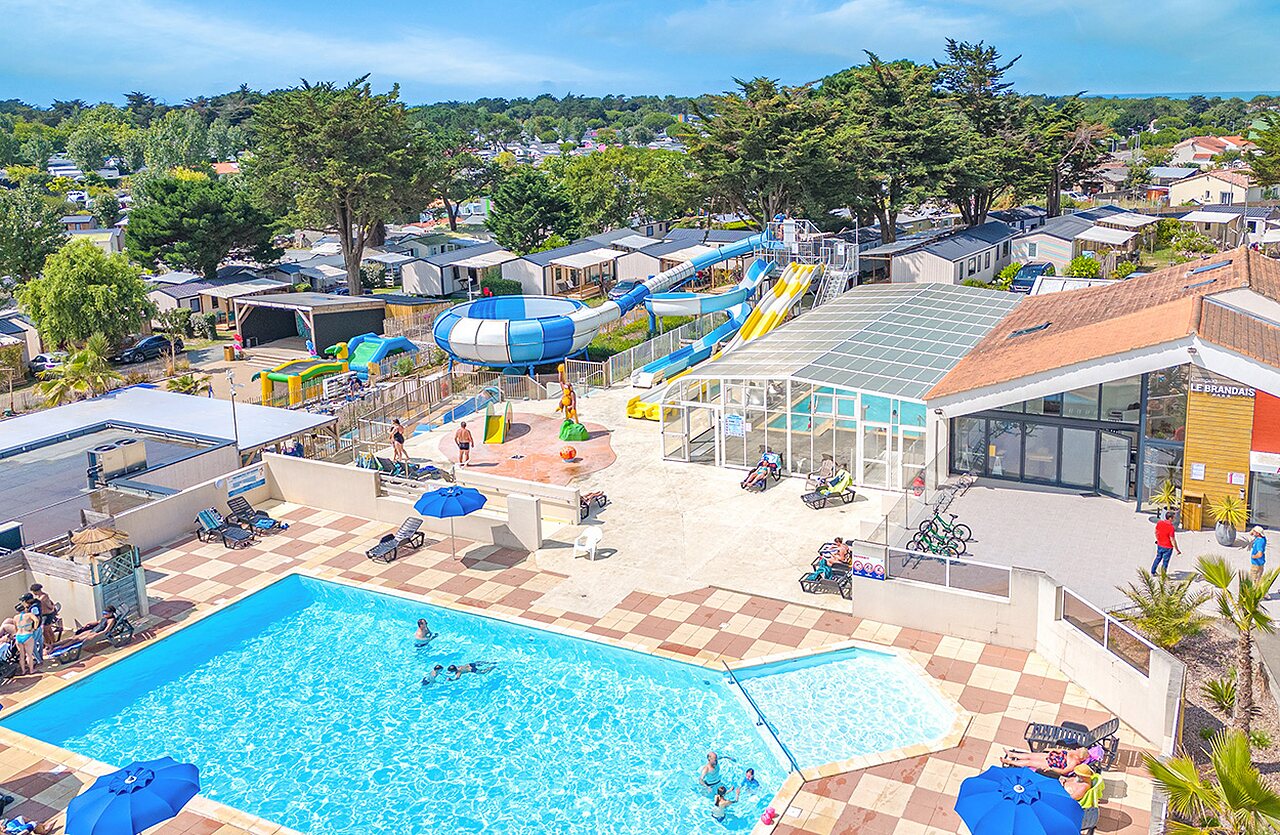 Piscina exterior, toboganes acu�ticos y zona de juegos en el camping CLICOCHIC Brandais en Brem sur Mer (85).