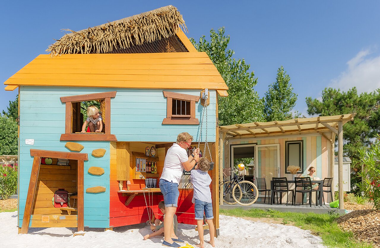 Casita de juegos colorida y Mobil-home familiar en el camping CLICOCHIC Brandais (85).