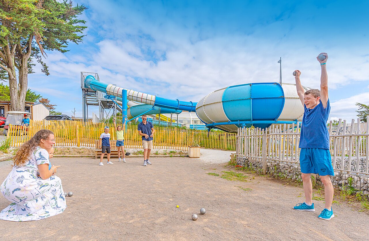 Familia jugando a la petanca, toboganes acu�ticos, camping CLICOCHIC Brandais, Brem sur Mer (85).