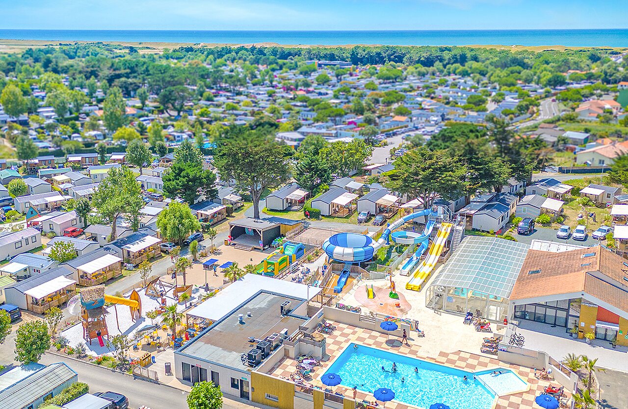 Parque acu�tico, Mobil-homes, vista a�rea en el camping CLICOCHIC Brandais en Brem sur Mer.