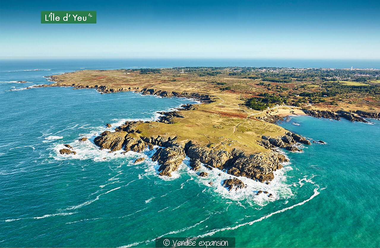 Costa salvaje de la isla de Yeu, acantilados rocosos y mar turquesa en Vend�e.