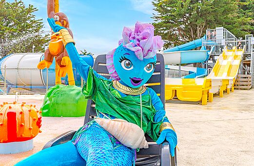 Mascota del camping cerca de toboganes acuáticos en el camping CLICOCHIC Brandais en Brem sur Mer.