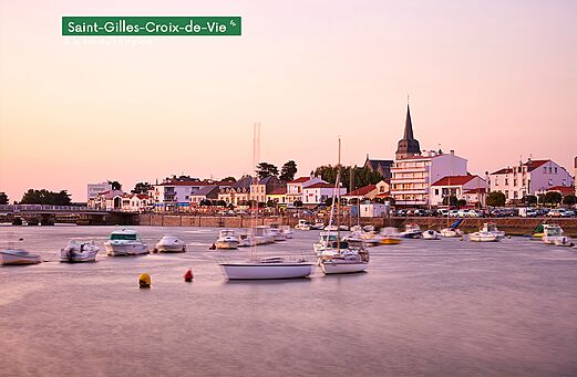 Puerto deportivo de Saint-Gilles-Croix-de-Vie en Vendée al atardecer.