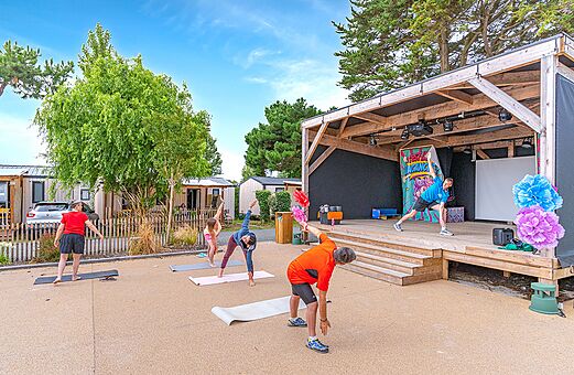 Animación fitness en escenario exterior en el camping CLICOCHIC Brandais en Brem sur Mer (85).