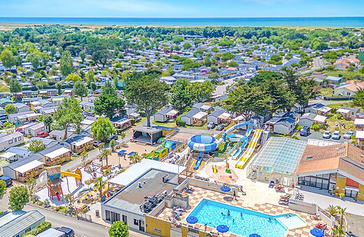 Parque acuático y Mobil-homes en el camping CLICOCHIC Brandais en Brem sur Mer (85).
