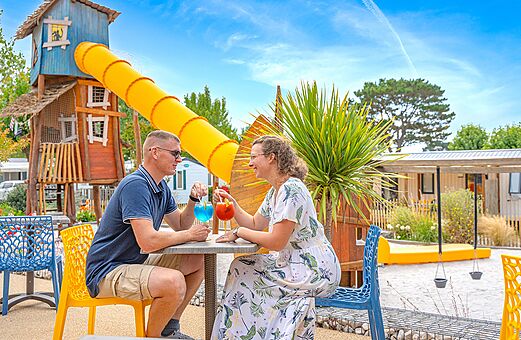 Bar, juegos y pareja. Camping CLICOCHIC Brandais en Brem sur Mer (85).