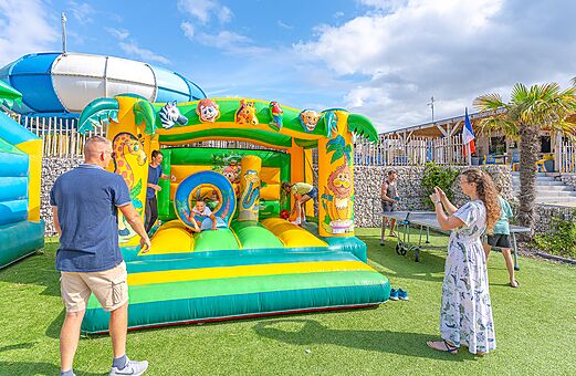 Gran castillo hinchable para niños en el camping CLICOCHIC Brandais en Brem sur Mer.