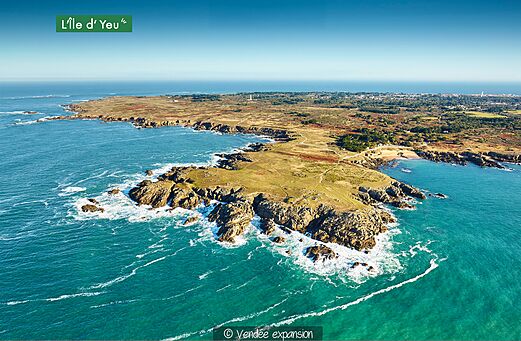 Costa salvaje y acantilados de la Isla de Yeu, cerca de Vendée.