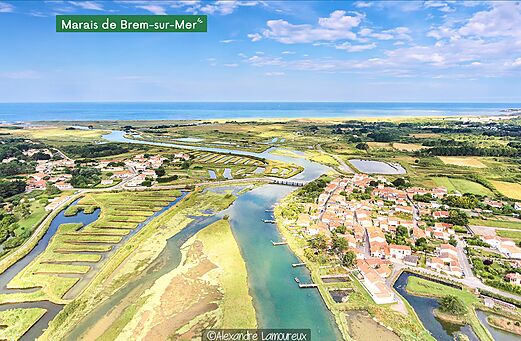 Marismas de Brem-sur-Mer, paisaje costero con pueblo y río, Vendée.