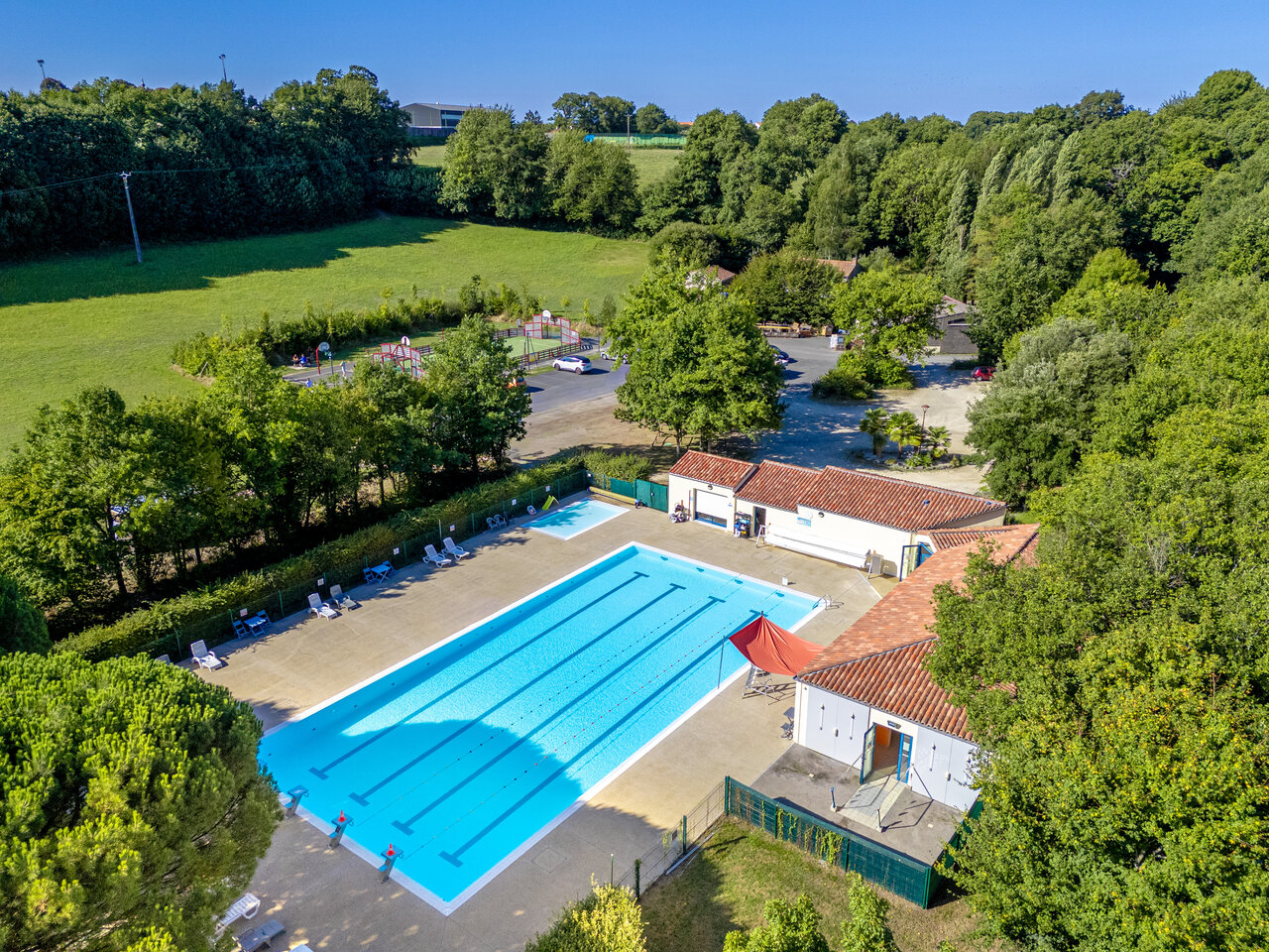 Piscina exterior, piscina infantil y juegos para ni�os en camping CAPFUN Breteche, Les Epesses.