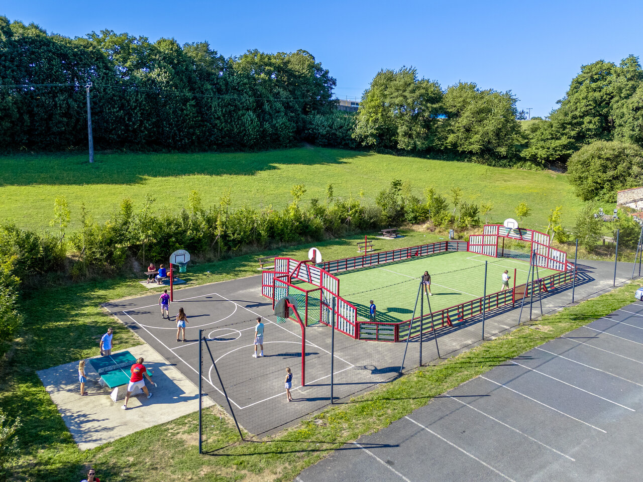 Campo multideporte, baloncesto, ping-pong en el camping CAPFUN Breteche en Les Epesses (85).