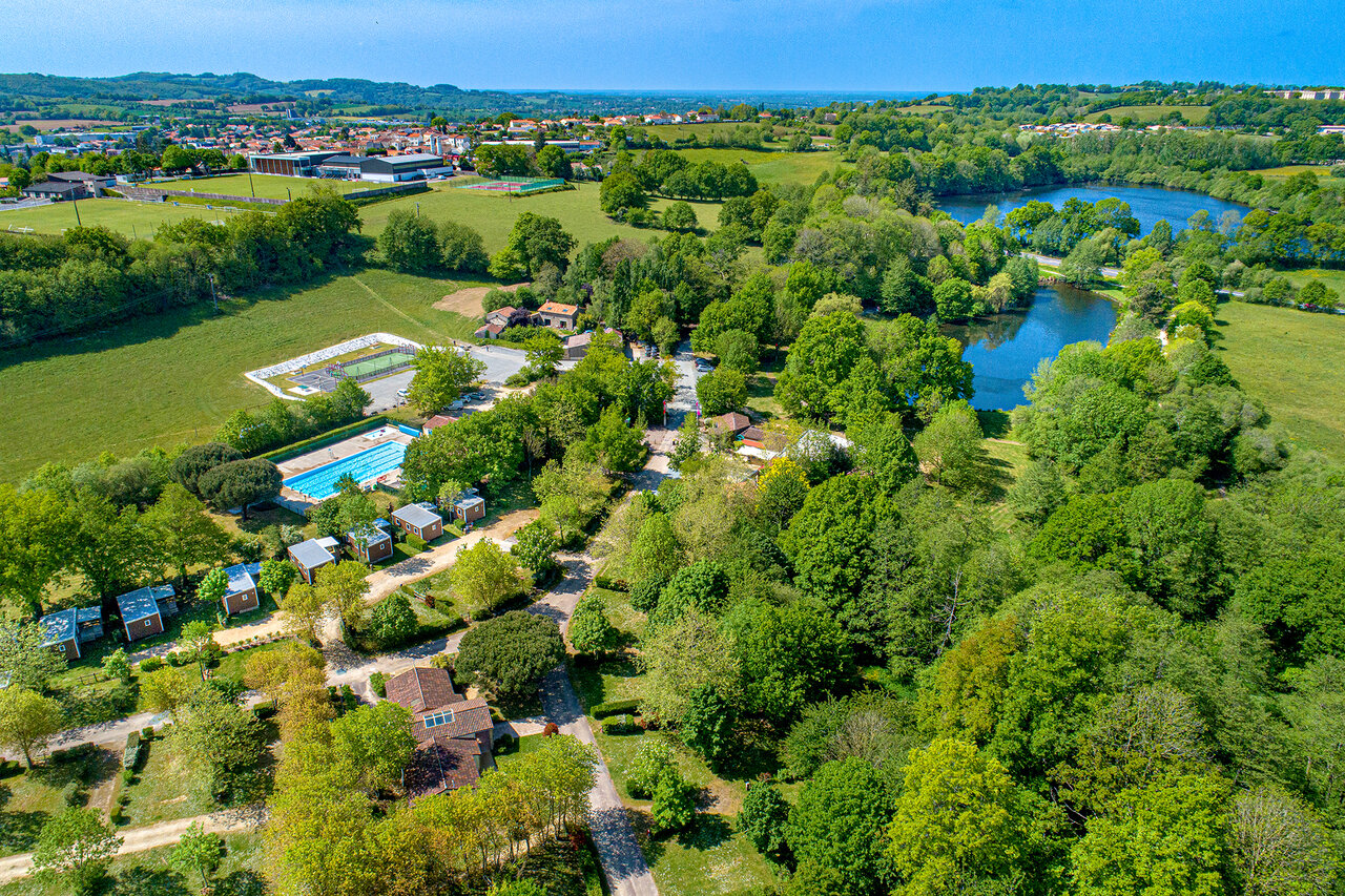 Vista a�rea del camping CAPFUN Breteche, piscina, alojamientos y lago (85).