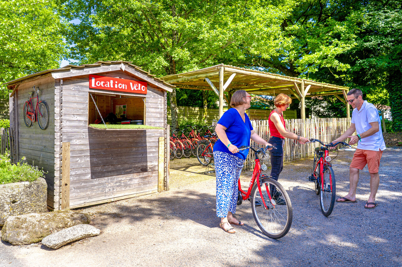 Alquiler de bicicletas rojas para adultos en camping CAPFUN Breteche, Les Epesses (85).