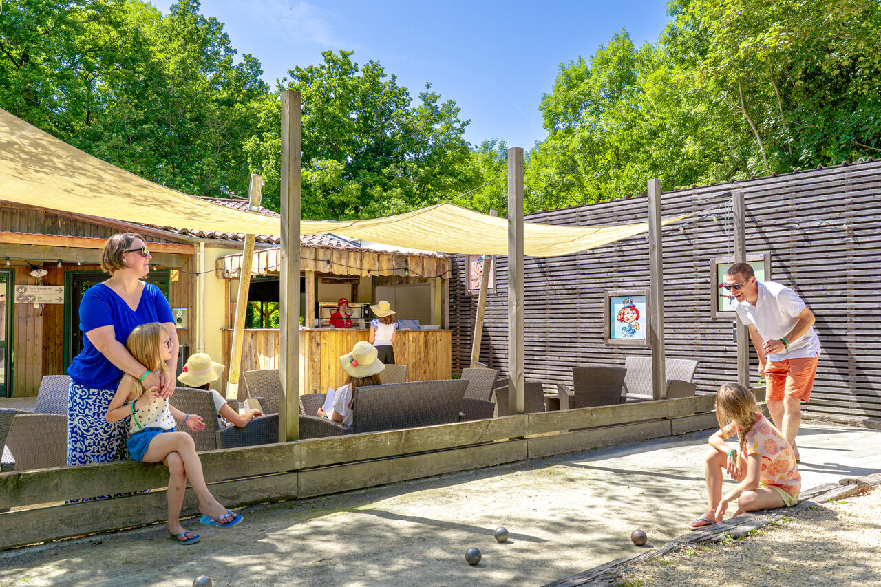 Pista de petanca y bar exterior en el camping CAPFUN Breteche en Les Epesses (85).