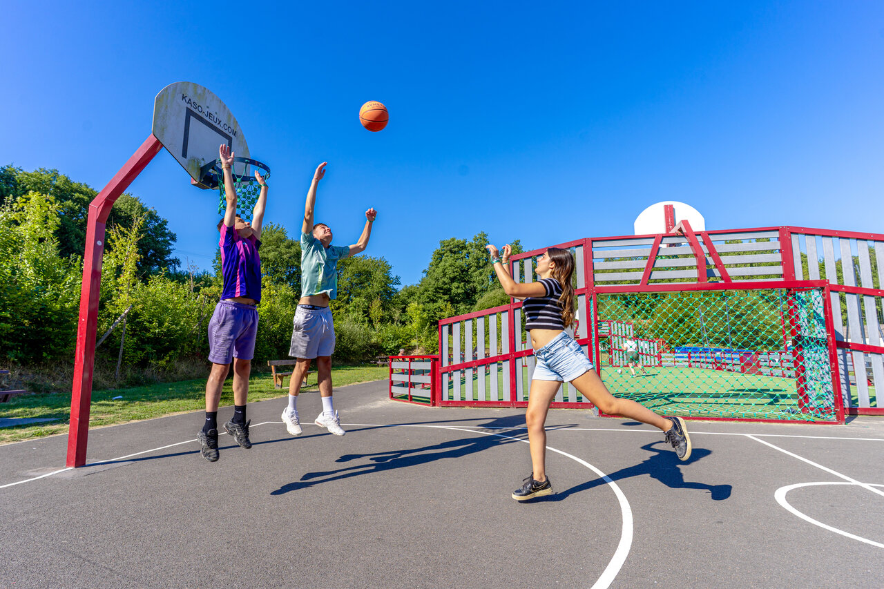J�venes jugando baloncesto en cancha multideportiva CAPFUN Breteche Les Epesses (85).