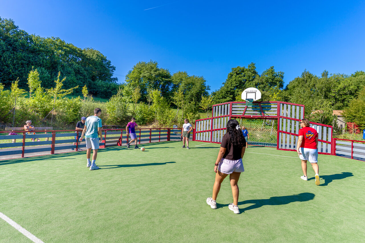 Actividades deportivas en campo multideporte en camping CAPFUN Breteche, Les Epesses (85).