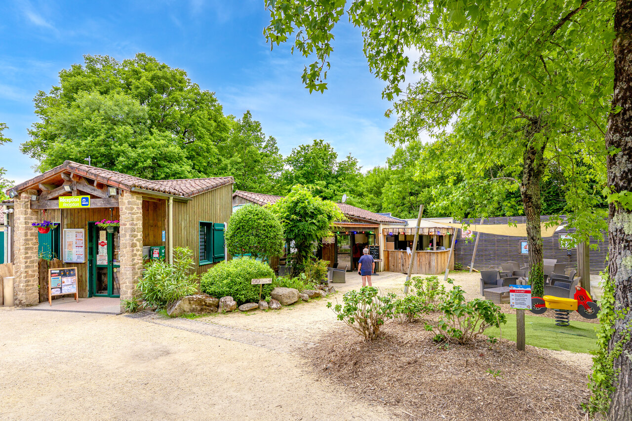 Recepci�n, bar y zona de juegos en el camping CAPFUN Breteche, Les Epesses.