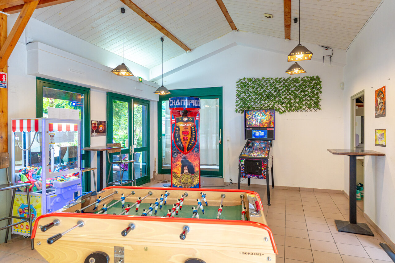 Futbol�n, pinball, juegos recreativos para diversi�n en camping CAPFUN Breteche (85).