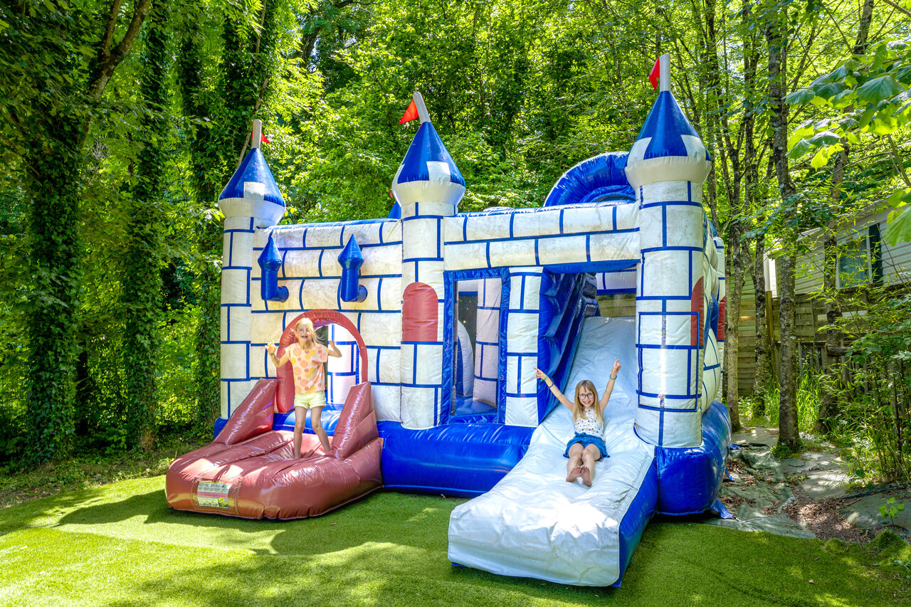 Castillo hinchable, toboganes y ni�os en el camping CAPFUN Breteche, Les Epesses (85).