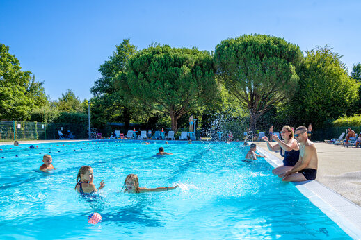 Piscina exterior soleada para familias en el camping CAPFUN Breteche en Les Epesses (85).