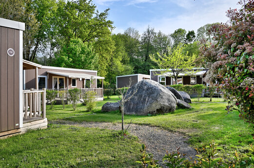 Modernos Mobil-homes con terrazas en parcela verde en el camping CAPFUN Breteche en Les Epesses (85).
