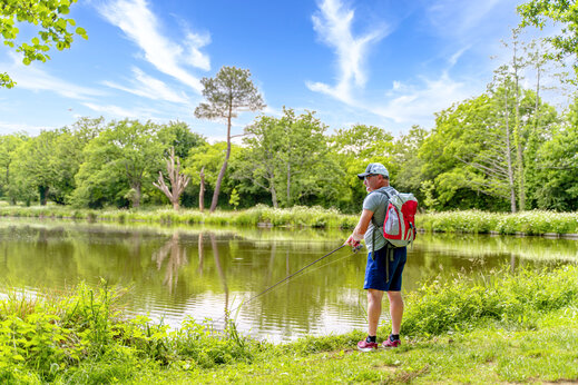 Pescador junto al lago, naturaleza en el camping CAPFUN Breteche en Les Epesses (85).